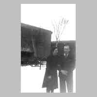  - 062-0013 Hoferbe Kurt Marquardt im Winter 1943-44 mit seiner Cousine Kaethe Burbil aus Koenigsberg._t